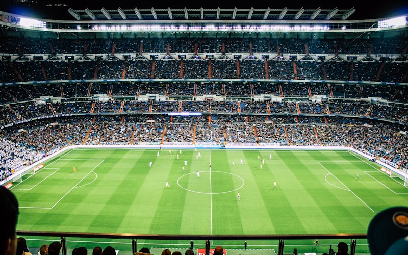 非凡国际战术俯拍机位展示的足球场整体阵型与球员跑位